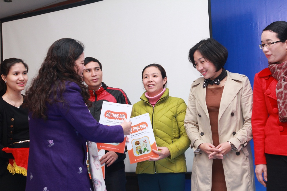 Bà Nguyễn Thị Lâm - Viện Dinh dưỡng Quốc gia trao thực đơn chuẩn cho các trường tiểu học ở TP. Hải Phòng
