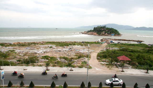 Danh thắng quốc gia Hòn Chồng - Hòn Đỏ ở vịnh Nha Trang ngổn ngang đất đá tại khu dự án Nha Trang Sao.