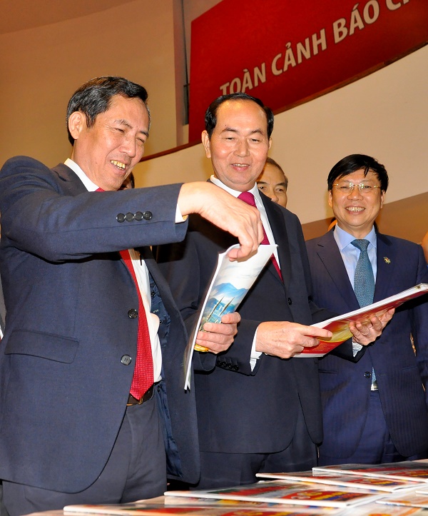 Chủ tịch nước Trần Đại Quang cùng lãnh đạo Hội Nhà báo tham quan các gian trưng bày tại Hội báo.