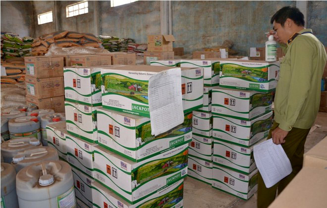 Lực lượng chức năng phối hợp kiểm tra kho hàng tại Công ty Thuận Phong.