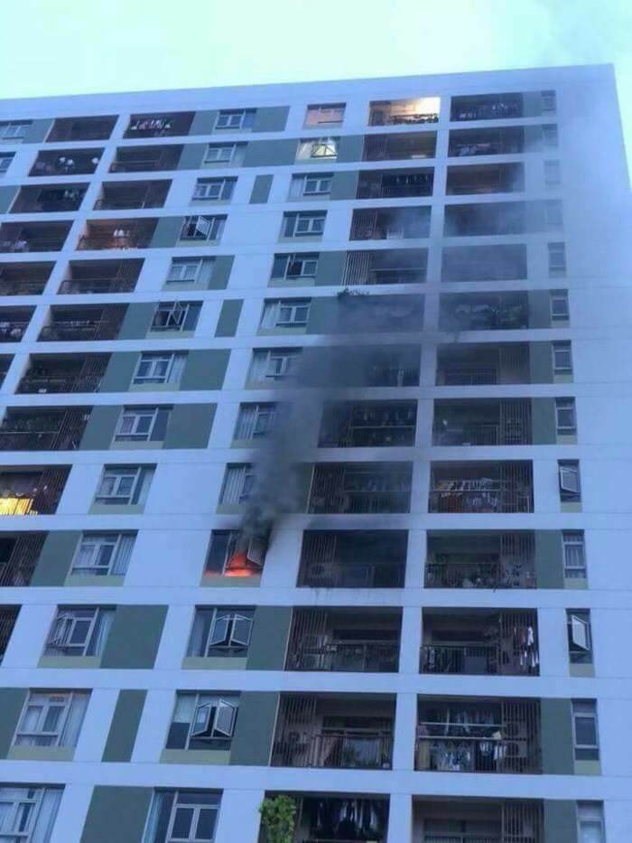 Người dân tòa chung cư ParcSpring ở Sài Gòn hoàng loạn trước vụ cháy tầng 8