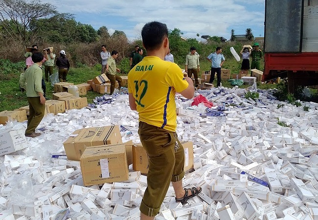 Gia Lai: Lực lượng chức năng tiêu hủy gần 8 vạn gói thuốc lá nhập lậu