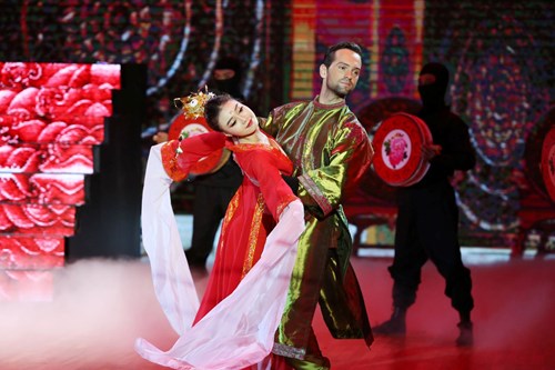 Ninh Dương Lan Ngọc thể hiện bài múa trên nền nhạc Thập diện mai phục 
