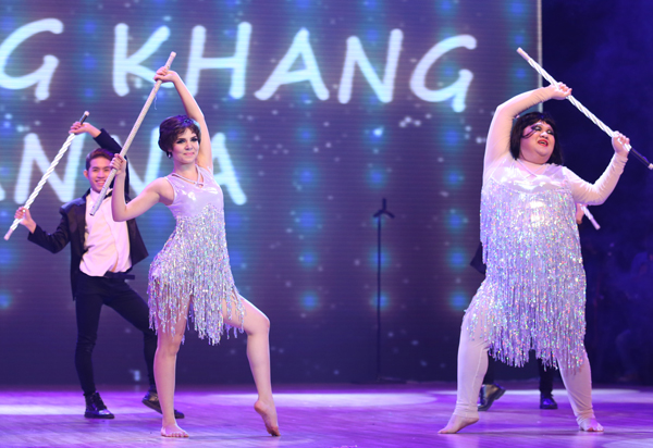 Vương Khang rất lạ lẫm khi hóa trang như một cô gái, nhảy động tác của nữ ở Bước nhảy hoàn vũ 2015