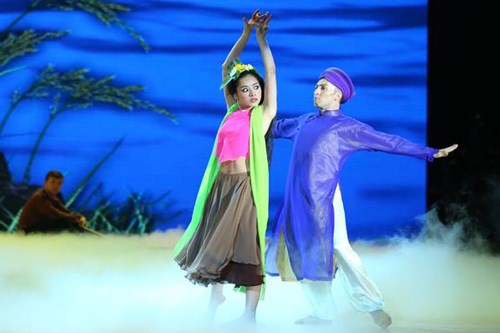 Với phần thể hiện xuất sắc, Chi Pu nhận được sự khen ngợi từ ban giam khảo Bước nhảy hoàn vũ 2015