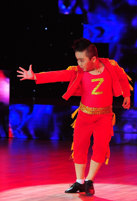 Cậu bé Nguyễn Gia Đạt và màn nhảy Dancesport với phong cách đầy hứng khởi.