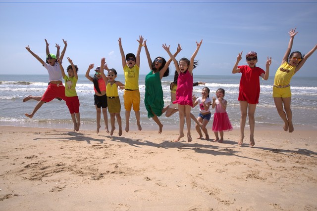 11 thí sinh của đội Đoan Trang - Hà Lê đã có những giờ phút thư giãn sảng khoái trên bãi biển
