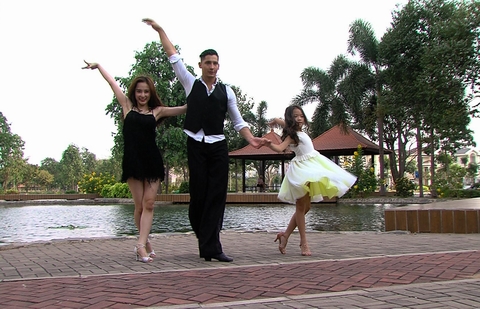 Trong liveshow 8, Bước nhảy hoàn vũ 2015, quán quân nhí Linh Hoa sẽ trình diễn với cặp đôi Angela Phương Trinh và  Kris.