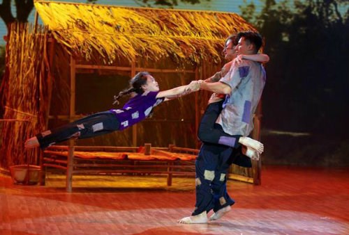 Angela Phương Trinh cũng không quên tận dụng những cú tung người trên không trong Bước nhảy hoàn vũ 2015 để khẳng định khả năng Dance sport