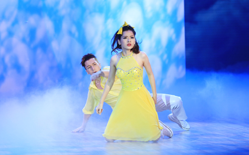 Trong Liveshow 8 Bước nhảy hoàn vũ 2015, Chi Pu và bạn nhảy đã kể câu chuyện dễ thương của một cặp tình yêu 