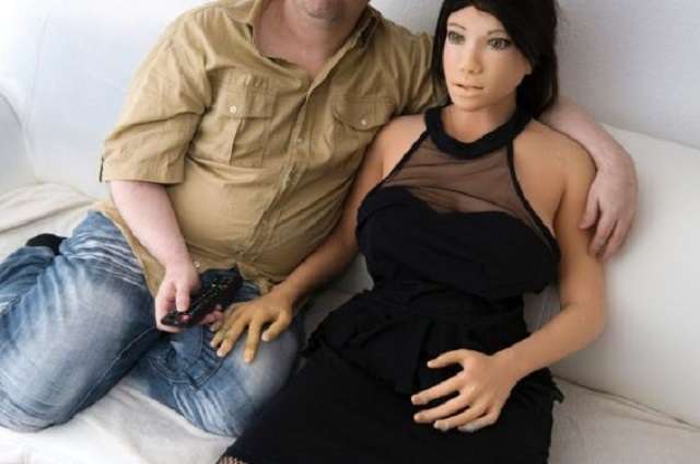 Dirk đã kết hôn với búp bê tình dục và chung sống với cô như vợ chồng 