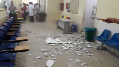 Trần nhà Bệnh viện nhi Trung ương rơi trúng đầu 2 mẹ con bệnh nhi