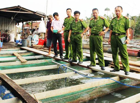 Lực lượng chức năng đến bè nuôi cá của ngư dân Đồng Nai ghi nhận sự việc cá chết hàng loạt