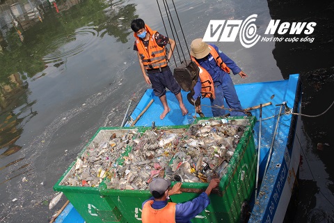 Nhiều công nhân phải thức trắng đêm để trục vớt cá chết hàng loạt trên kênh Nhiêu Lộc