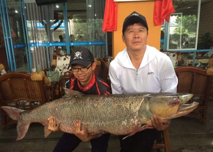 Hai cha con Trung Quốc khoe chiến tích câu được cá măng khổng lồ