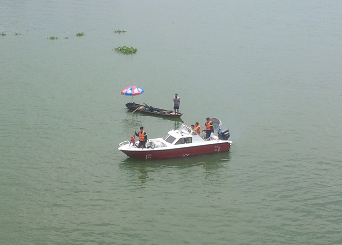 Lực lượng chức năng đang tìm kiếm thi thể thanh niên nhảy sông Đồng Nai tự sát