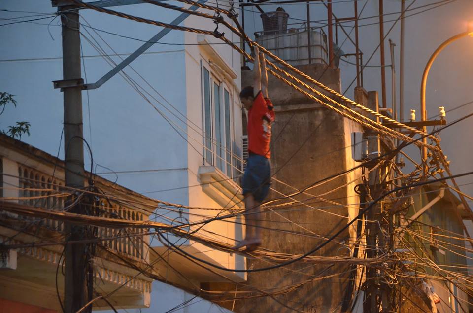 Nam thanh niên làm ‘người nhện’ cố thủ trên cột điện khiến người dân ven đường Khương Đình náo loạn
