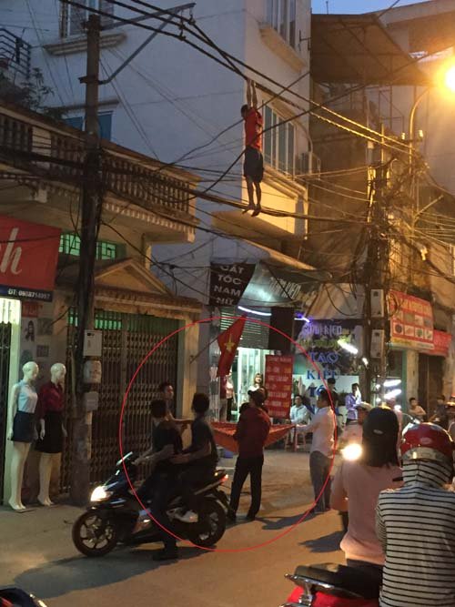 Người dân mang vỏ chăn ra căng ở phía dưới đất đề phòng ‘người nhện Việt Nam’ nhảy xuống