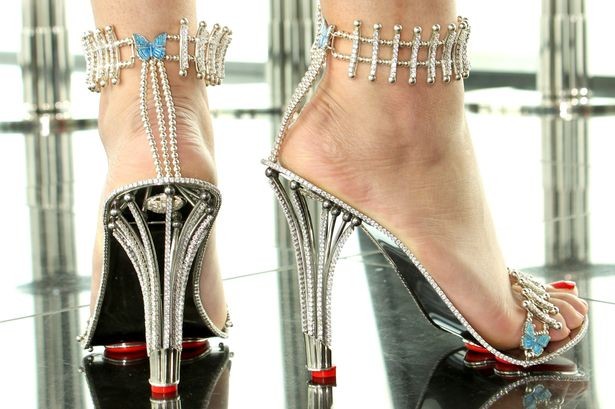 đôi sandal lấp lánh ánh kim từ thương hiệu trang sức nổi tiếng nước Anh.