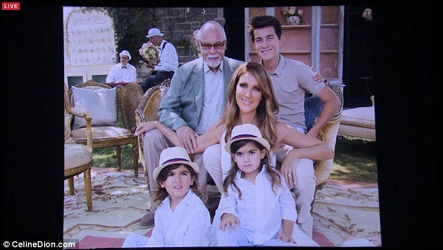 Ca sĩ Celine Dion ‘khóc như mưa’ khi nhắc về người chồng quá cố