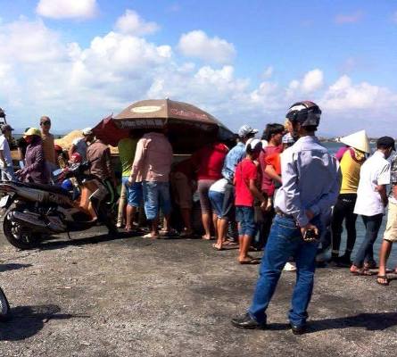 Rất đông người kéo đến xem và định giá con cá sủ vàng của ngư dân Nguyễn Minh Nhật