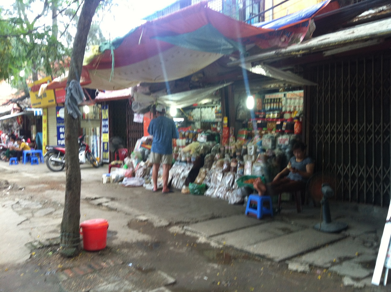 Một avif cửa ahngf đồ khô nằm trên phố Lương Định Của (Đống Đa, HN) vẫn bán rất nhiều sản phẩm không có nhãn mác