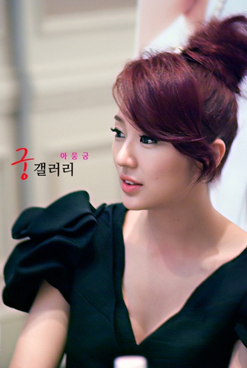 Tóc búi để mái, đánh rối với màu đỏ nâu sang chảnh như cô nàng tiểu thư Yoon Eun Hye