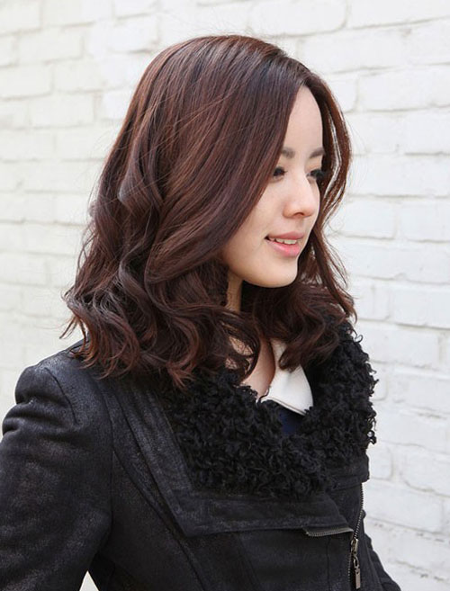 Tóc dài chấm vai uốn xoăn là một trong các kiểu tóc đẹp thích hợp với những cô nàng ở độ tuổi 30