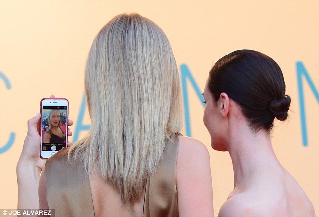 Hai người mẫu Erin O'Connor và Erin Heatheron bị bắt gặp đã chụp ảnh tự sướng trên thảm đỏ LHP Cannes.