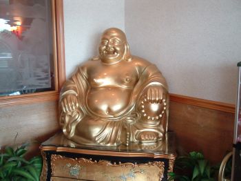 Biết cách bày tượng Phật trong nhà sẽ giúp gia chủ gặp nhiều may mắn, bình an 