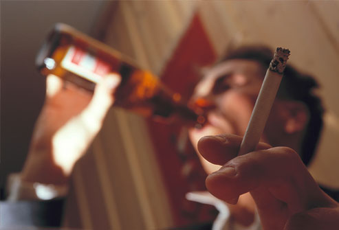 Uống rượu không nằm trong danh sách những cách bỏ thuốc lá nhanh và hiệu quả nhất