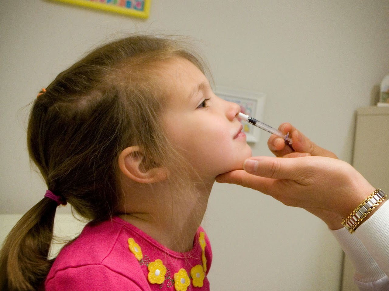 Mẹ có thể nhỏ nước muối cho bé để chữa nghẹt mũi khi bé bị cảm cúm