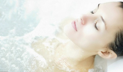 Tắm cùng với nước ấm vừa phải pha với bột nở là cách dưỡng da có thể chữa được vết cháy nắng trong những ngày nắng nóng