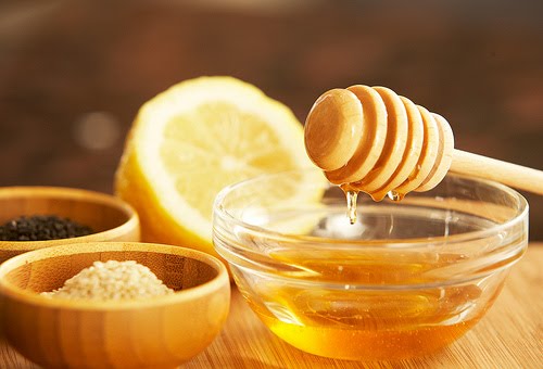 Chanh và mật ong là 2 nguyên liệu tự nhiên tốt nhất để giảm béo mặt nhanh chóng