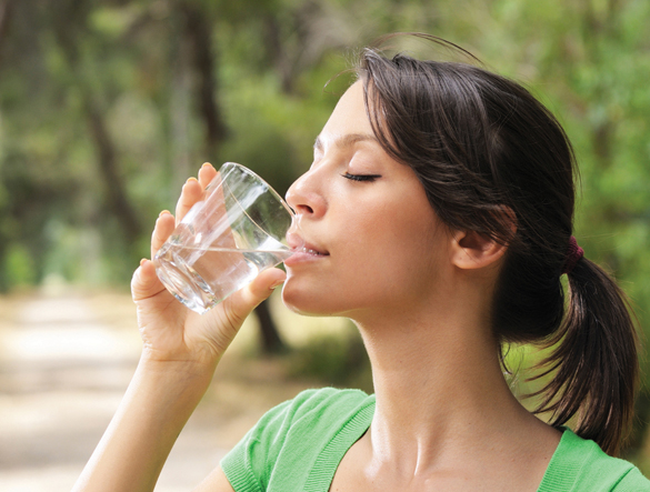 Uống nước đều đặn để giải nhiệt cơ thể