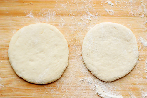Cắt bánh thành các phần nhỏ rồi ấn dẹt phần bột có độ dày khoảng 0,5cm