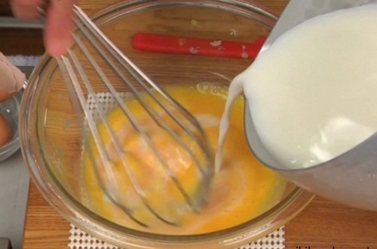 Đánh đều trứng và sữa tươi cho đến khi quyện đêu vào nhau