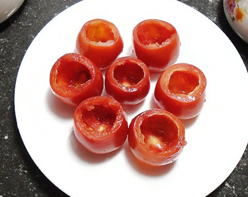 Cà chua rửa sạch, cắt núm rồi nạo phần ruột