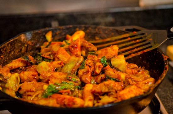 Vị cay nồng từ nước sốt hòa quyện với thịt gà và bắp cải đã tạo nên một món ăn mang đậm hương vị của Hàn Quốc