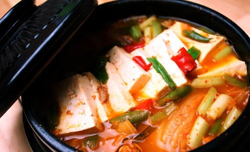 Kim chi cải thảo Hàn Quốc có thể dùng ăn kèm hoặc chế biến thành nhiều món ăn hấp dẫn khác