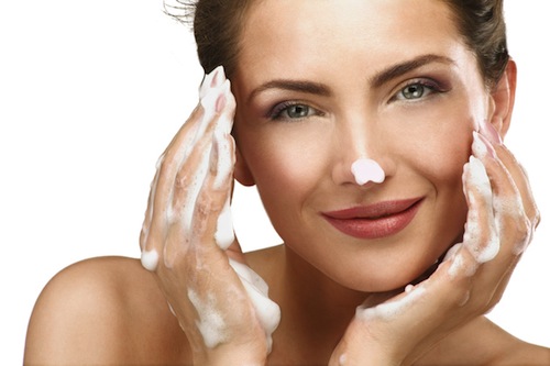 Vệ sinh sạch sẽ da mặt là bước đầu tiên trong tất cả các phương pháp làm trắng da 