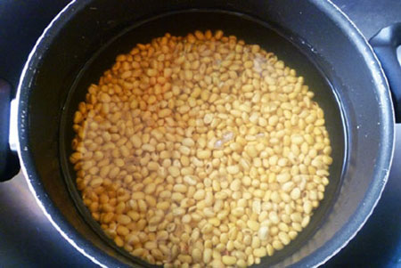 Đậu tương rửa sạch, ngâm từ 6 – 8 giờ cho hạt đậu nở hết