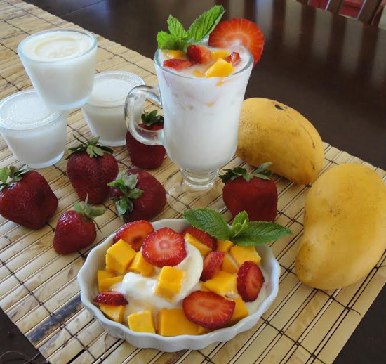 Nguyên liệu cho món sữa chua hoa quả là những loại trái cây có sẵn trong gian bếp