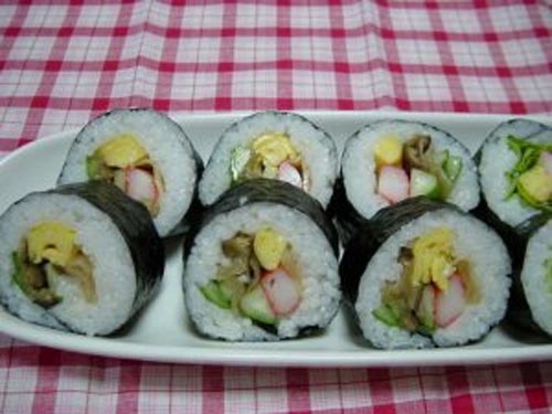 Chỉ cần vài bước đơn giản, các chị em đã có ngay món sushi chay đổi vị cho bữa cơm gia đình