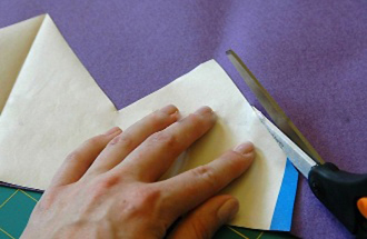 Áp mẫu nền lên vải dạ và miếng mếch vải rồi cắt theo