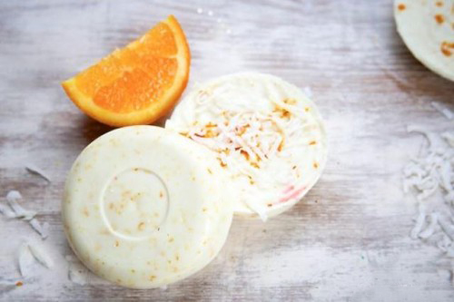 Bên cạnh cách làm xà phòng handmade trắng da hương cam dừa, sử dụng chanh cũng được nhiều chị em tin dùng