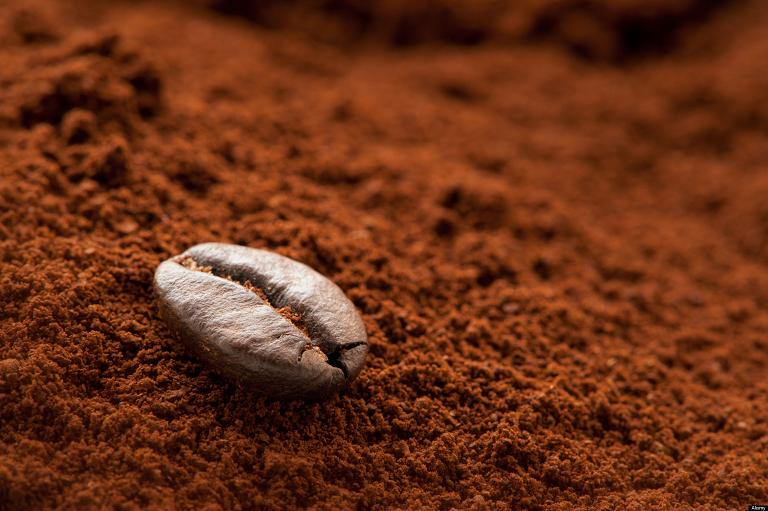 Mẹo vặt gia đình giúp ta phân biệt giữa bột cà phê nguyên chất với bột bắp rang