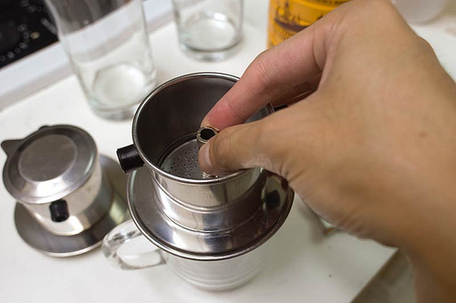 Khi bạn chế nước sôi vào phin chứa cà phê nguyên chất, lập tức bột cà phê sẽ nở phồng lên, sủi bọt mạnh, thậm chí tràn ra cả ngoài phin