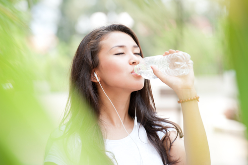 uống nhiều nước hơn mọi ngày để giúp cơ thể 