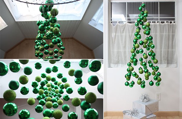 Cách trang trí cây thông Noel trên tường từ những quả châu